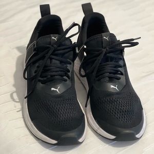 Men’s tennis shoes